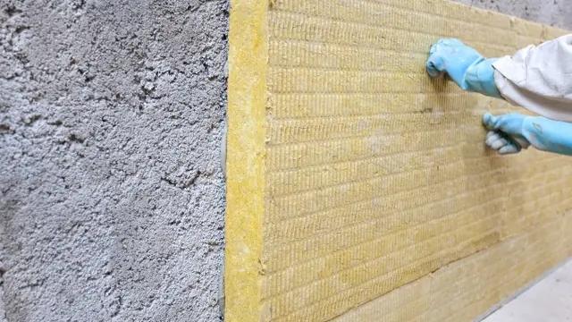 Panel de lana de roca fijado sobre un muro exterior de hormigón