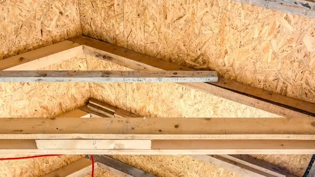Estructura de madera de una cubierta inclinada con tablero OSB antes de aislar