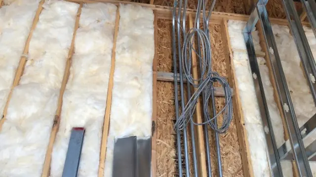 Lana de vidrio entre montantes metálicos con el paso de instalaciones eléctricas