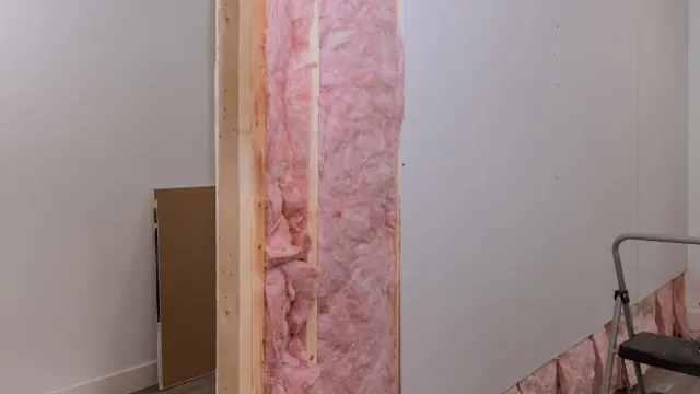 Pared con lana mineral entre montantes y placa de yeso laminado a medio cerrar